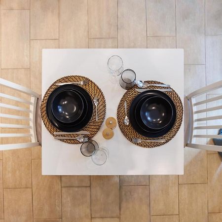 Cozy Market-Square Retreat Located In The Heart Of The 10Th District Wina Bagian luar foto