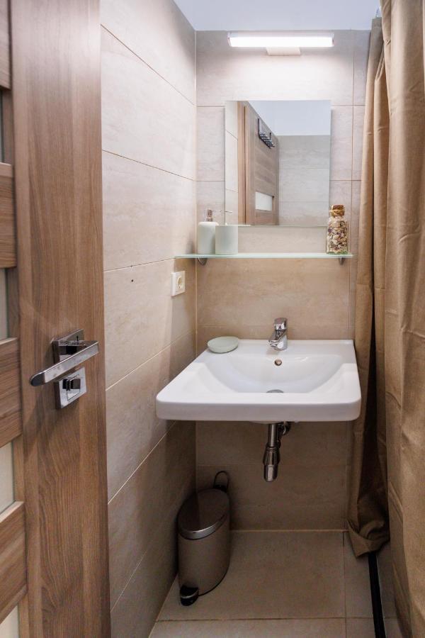 Cozy Market-Square Retreat Located In The Heart Of The 10Th District Wina Bagian luar foto