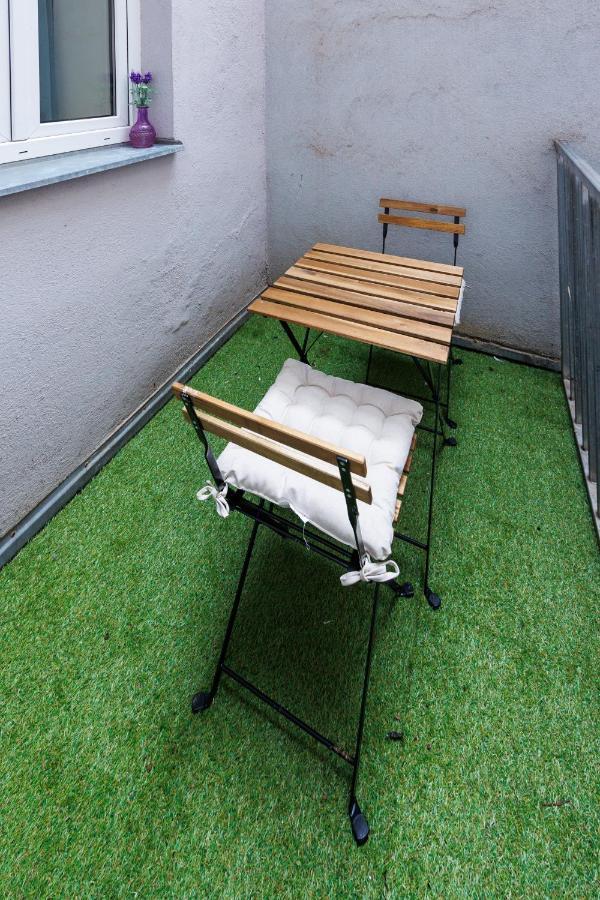 Cozy Market-Square Retreat Located In The Heart Of The 10Th District Wina Bagian luar foto