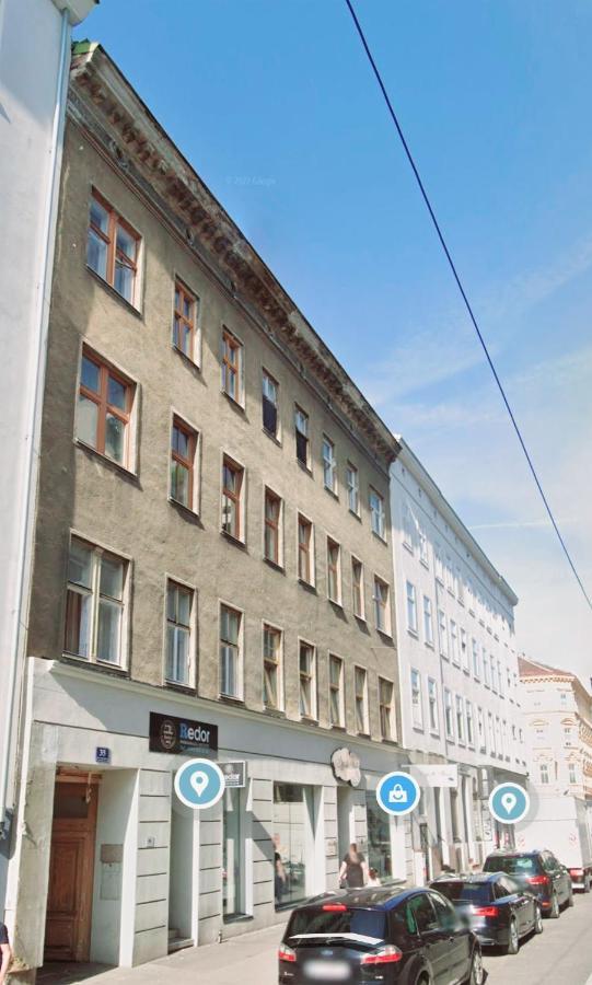 Cozy Market-Square Retreat Located In The Heart Of The 10Th District Wina Bagian luar foto
